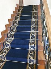 Однотонный ковровая дорожка 40050-38 темно-синяя с укладкой на лестницу